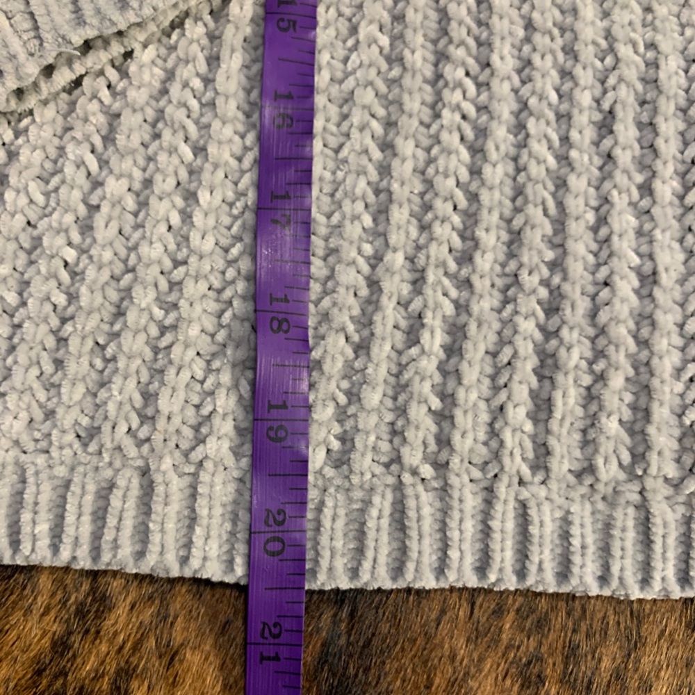 Aeropostale size Small light gray knit crew neck sweater with side slits - Picture 7 of 8
